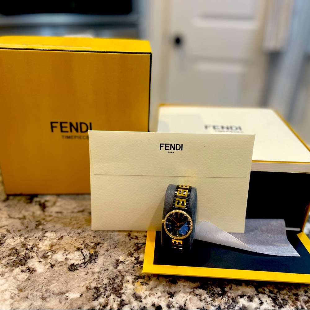 Forever Fendi
29 mm – Watch with FF logo bracelet